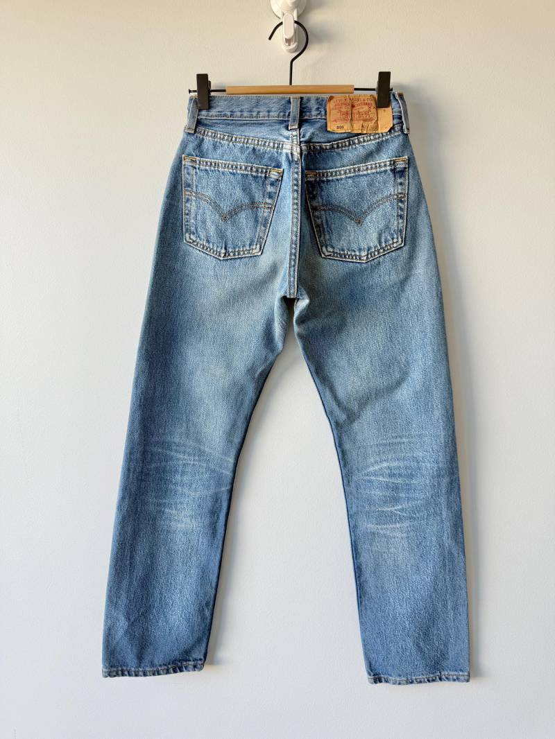 W23 L27 Levis 501 Vintage 56-56 cm Taillenumfang Medium Faded Blue Made in Y2K von VintageDenimEdit