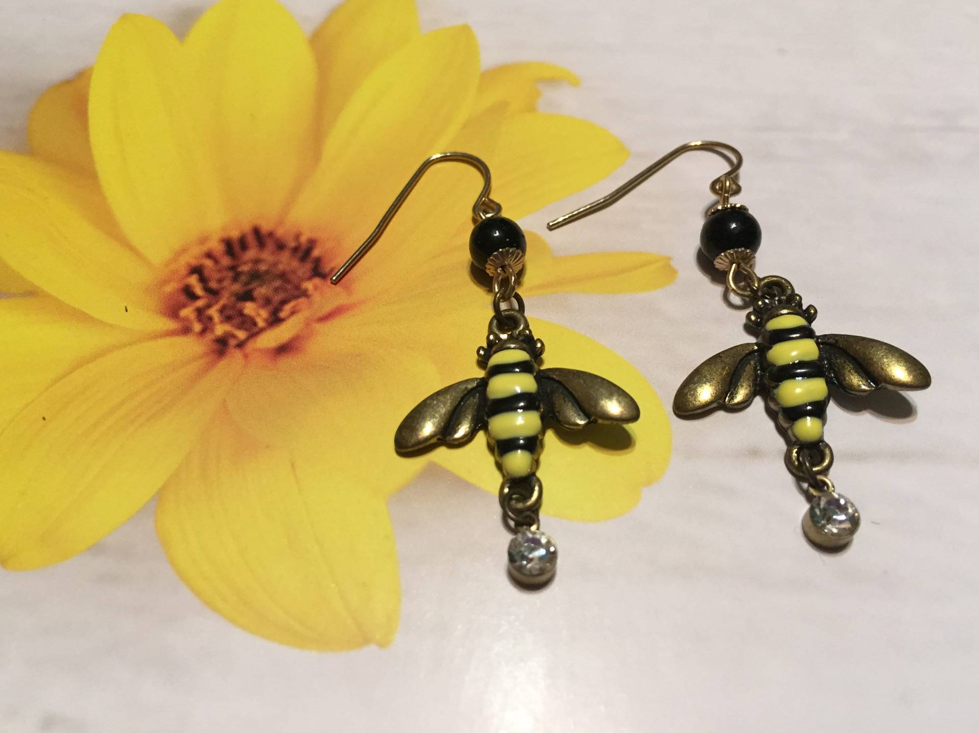 Bumblebee Ohrringe Schwarze Perlen Sommerschmuck Bumblebee Ohrringe Schwarze Perlen Sommerschmuck von VintageDesignsbyDee