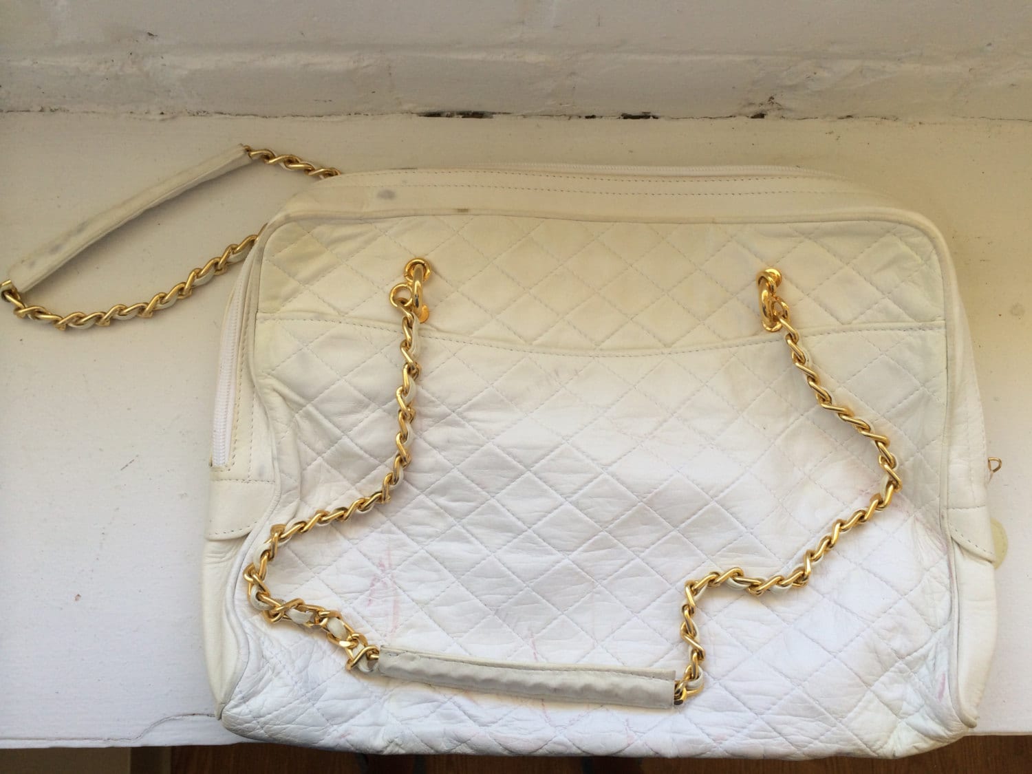 Bruno Magli Vintage Weiße Gesteppte Ledertasche Mit Goldkette von VintageDrifter