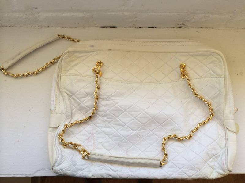 Bruno Magli Vintage Weiße Gesteppte Ledertasche Mit Goldkette von VintageDrifter