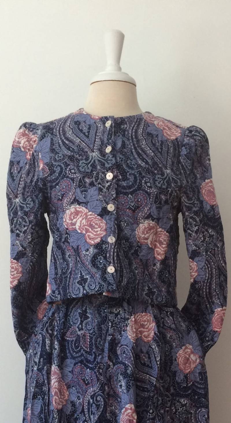 Gesteppte Blaue Floral Bolero Jacke W/Rock 1980 von VintageDrifter
