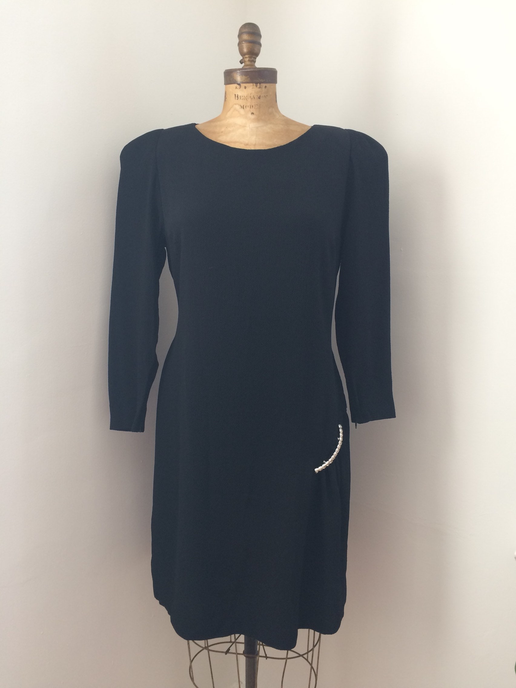 Vintage Pauline Trigere Schwarzes Crepe Kleid - Strass Detail, Cocktail Abend von VintageDrifter