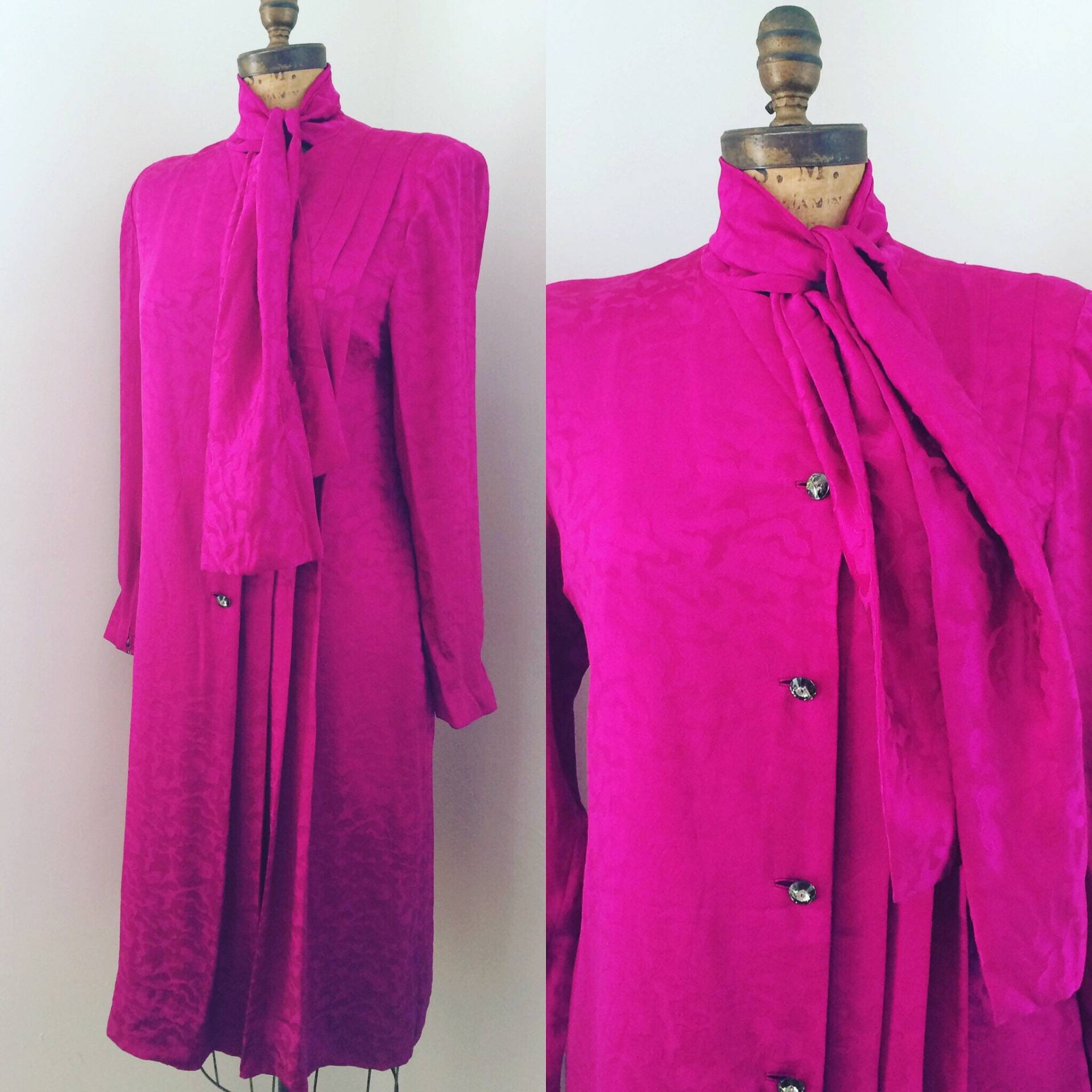 Pauline Trigere Vintage Fuchsia Seidenkleid Mit Krawatte Und Reißverschluss An Den Ärmeln von VintageDrifter
