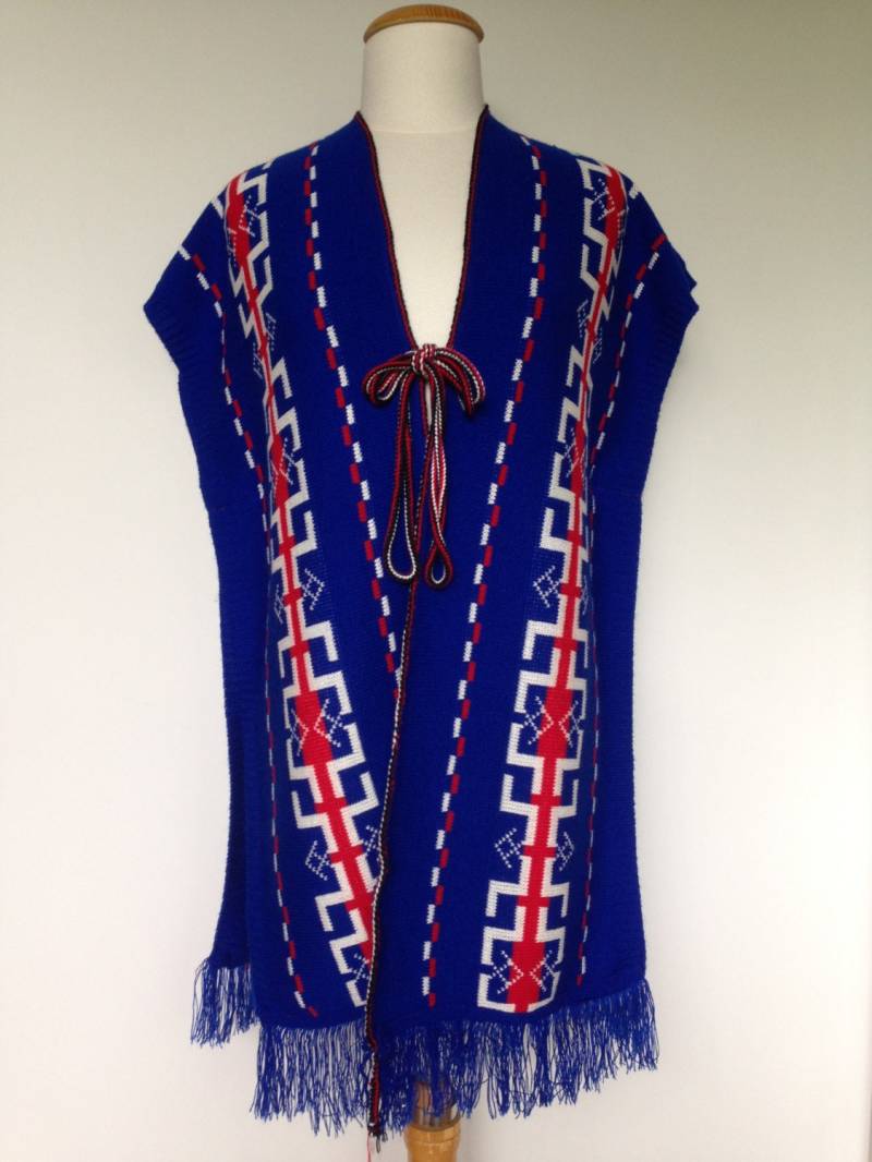 Vintage 70Er Jahre Boho Poncho Pullover in Sattem Blau Mit Fransen von VintageEclectica