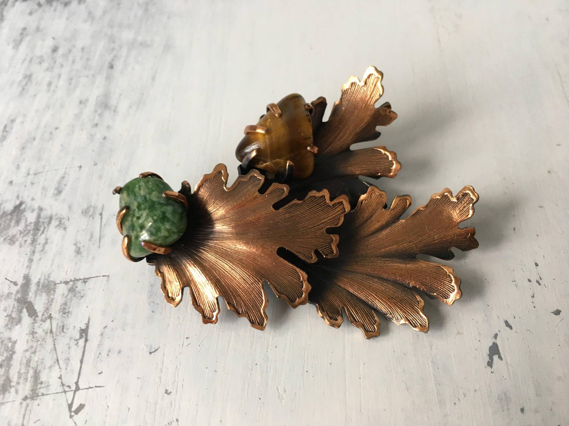 Vintage Brosche Aus Kupfer, Tigerauge, Blatt-Brosche, Jade-stein von VintageEclectica