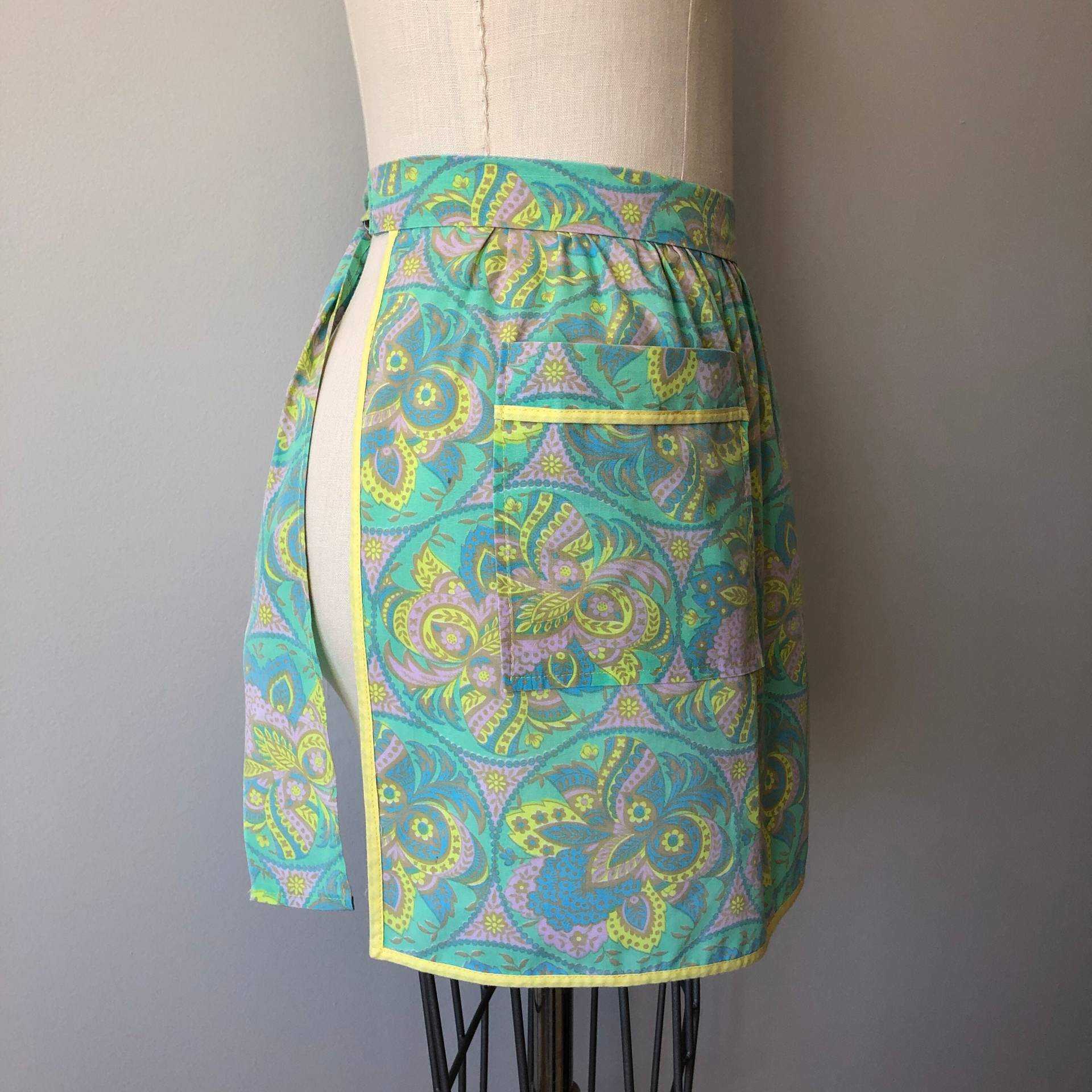 Vintage 50Er Jahre Baumwollschürze, Grünes Blümchen Paisleymuster von VintageEclectica