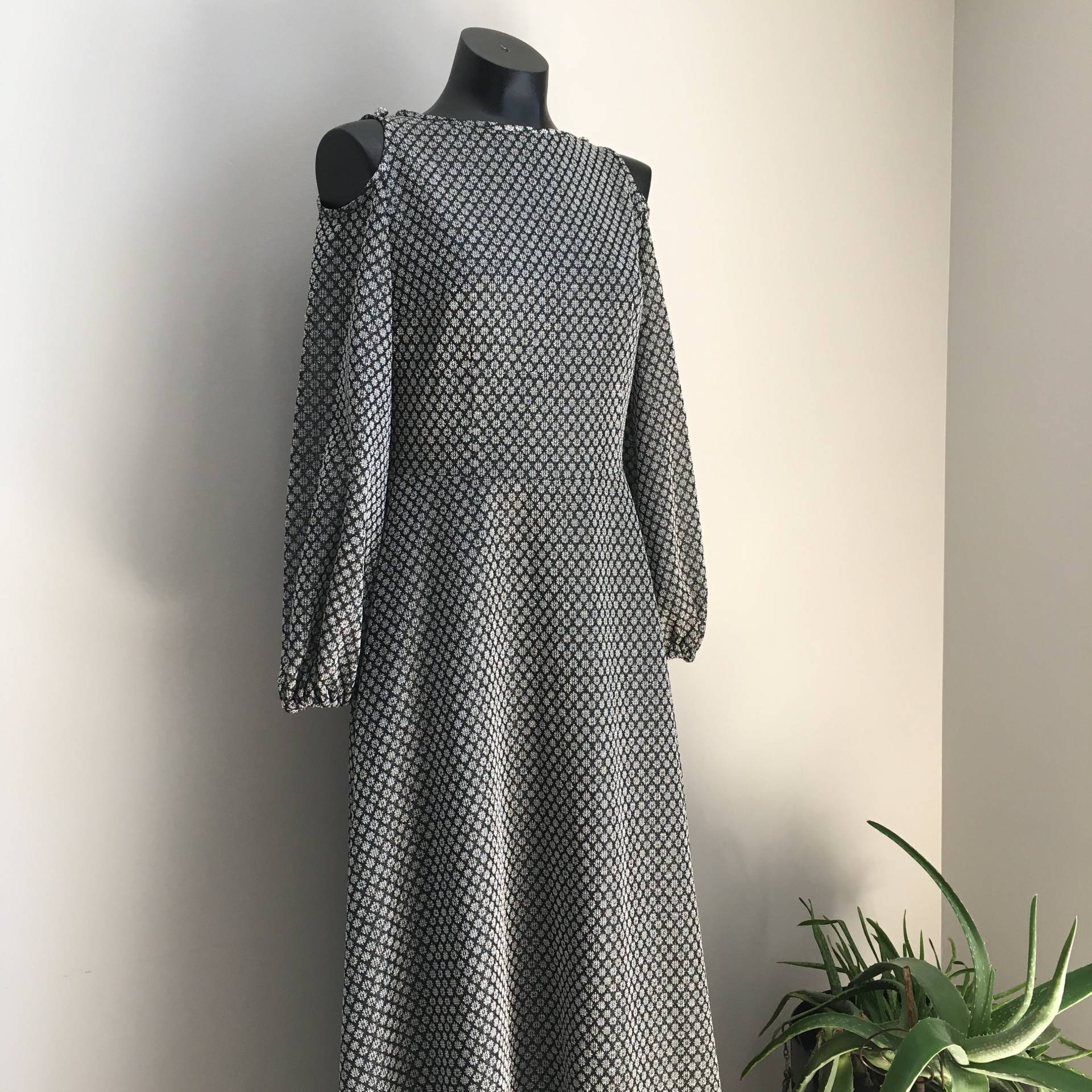 60Er Jahre Vintage Abendkleid in Silber & Schwarz Mit Diamantknöpfen | S/M von VintageEclectica