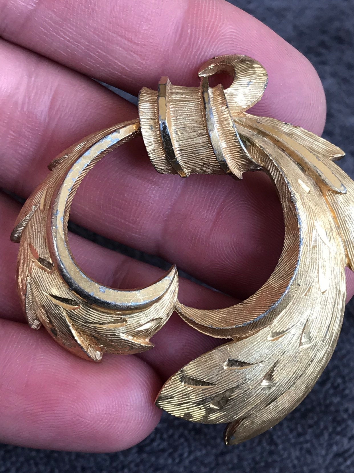 Vintage 1960S Sphinx Brosche Goldfarben von VintageEraJewellery