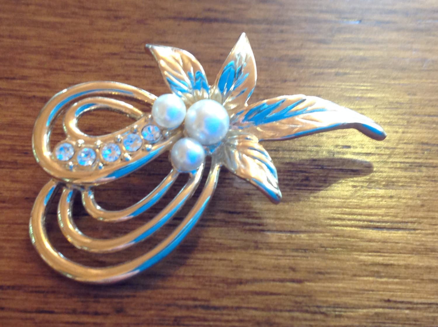 Vintage Kunstperle Gold Ton Brosche von VintageEraJewellery