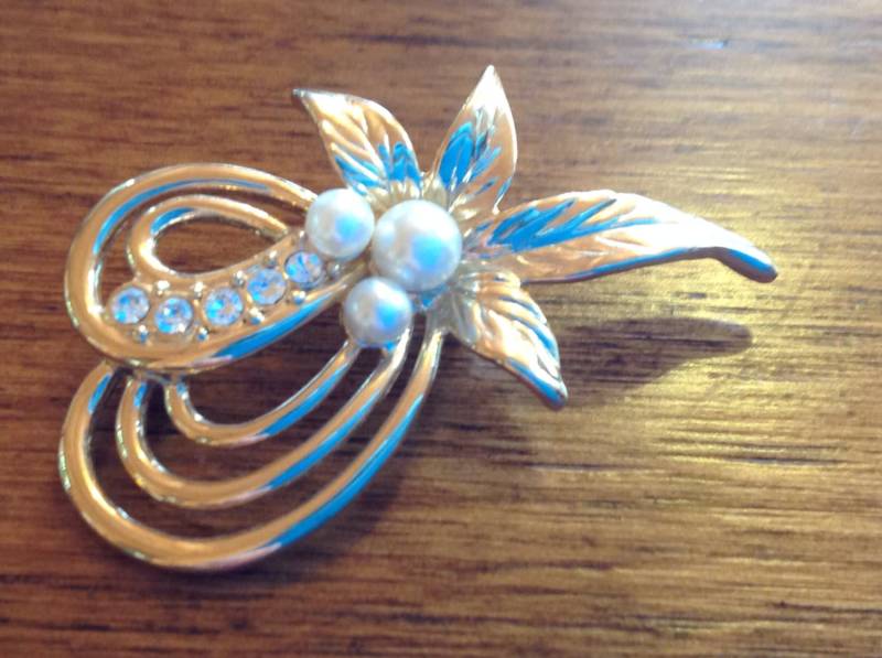 Vintage Kunstperle Gold Ton Brosche Vintage Kunstperle Gold Ton Brosche von VintageEraJewellery