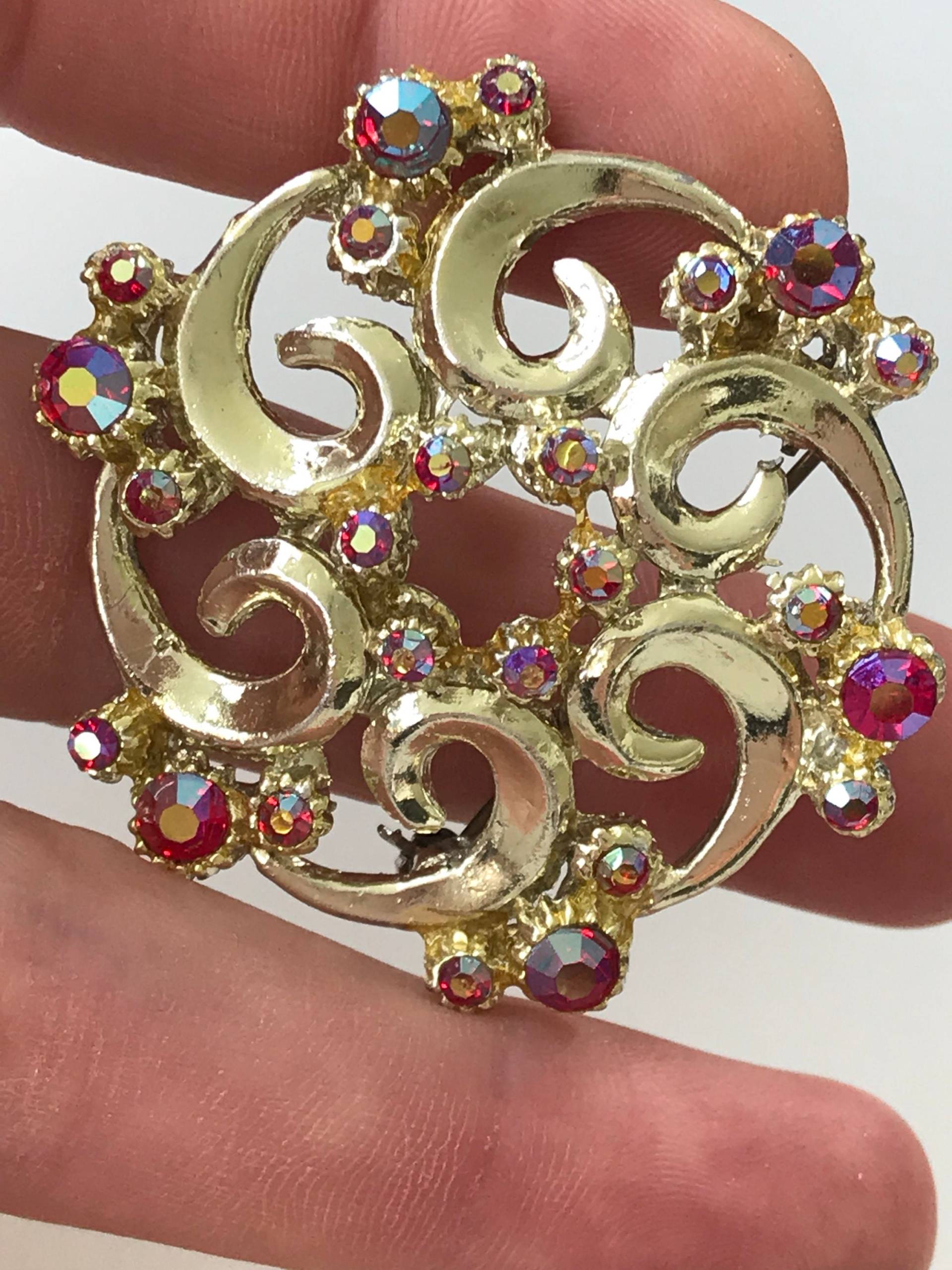 Vintage Rote Strass Brosche Goldfarbene Metall Anstecknadel von VintageEraJewellery