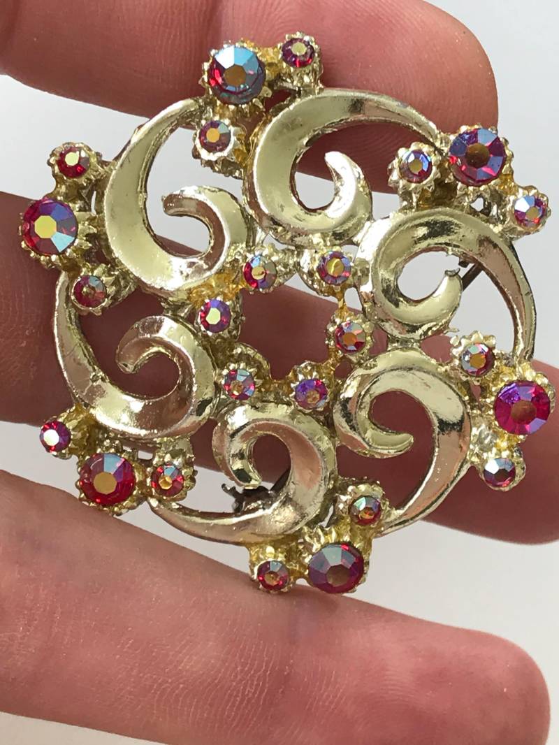 Vintage Rote Strass Brosche Goldfarbene Metall Anstecknadel Vintage Rote Strass Brosche Goldfarbene Metall Anstecknadel von VintageEraJewellery