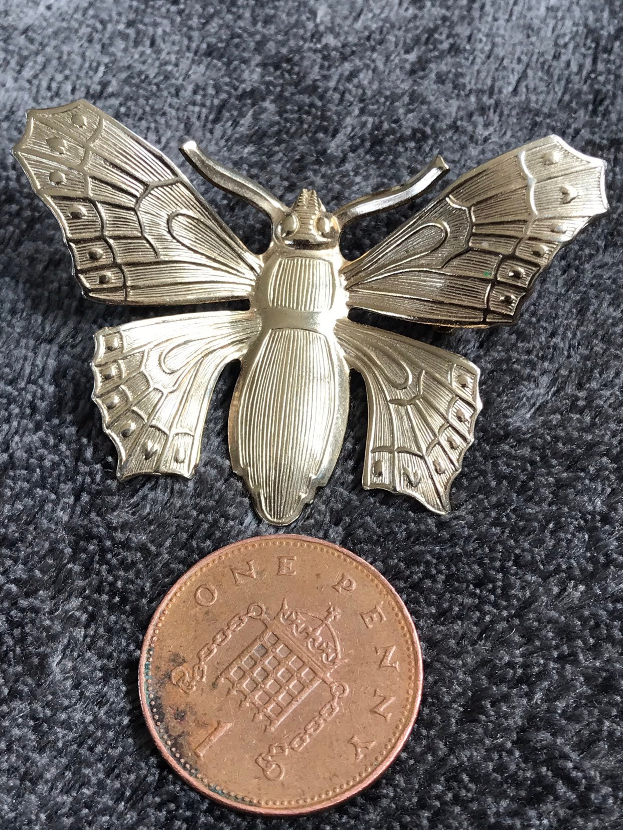 Vintage in Den 1960Er Jahren Mit Goldfarbenen Schmetterlingsbrosch-Pin von VintageEraJewellery