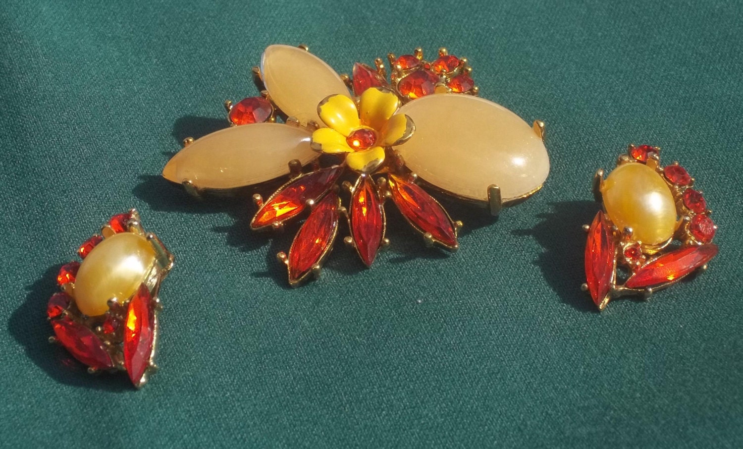 Jahrgang Estate Brosche & Ohrringe Schmuck-Set Jahrgang Estate Brosche & Ohrringe Schmuck-Set von VintageEstateGems