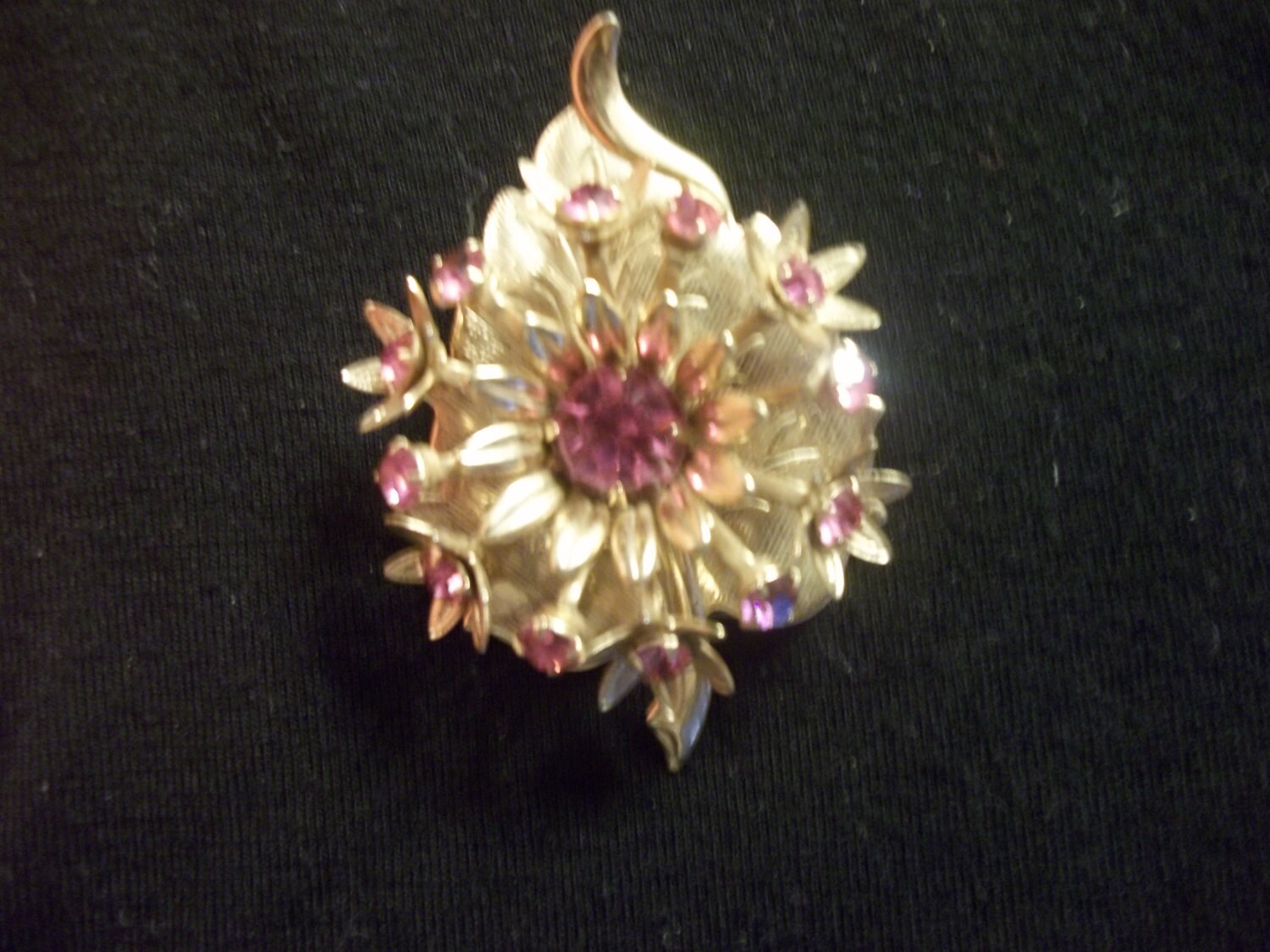 Jahrgang Estate Rosa Strass Blume & Leaf Pin Brosche Jahrgang Estate Rosa Strass Blume & Leaf Pin Brosche von VintageEstateGems
