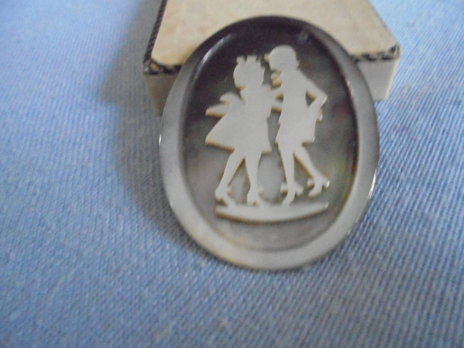 Schöne Brosche Aus Eingelegtem Perlmutt Junge Und Mädchen/1920 von VintageEuropeanFinds