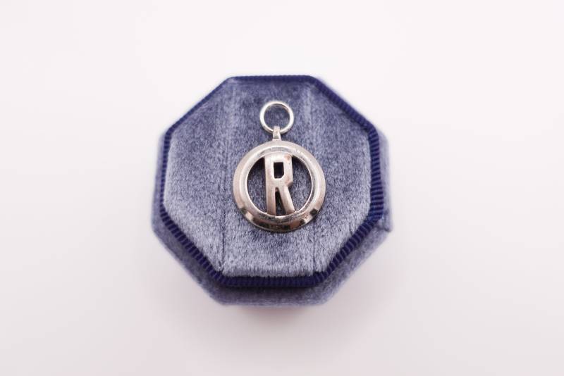 Vintage 1960S Art Deco Stil Monogramm Initial R Anhänger von VintageExperienceCo