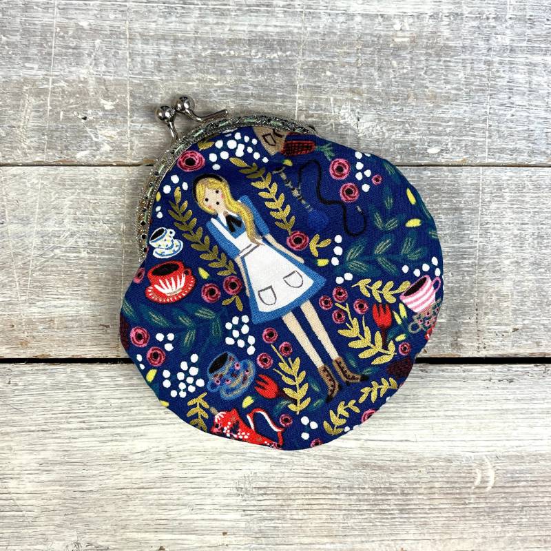 Handgemachte Alice Im Wunderland Geldbörse Silberfarbener Clipverschluss Handgemachte Alice Im Wunderland Geldbörse Silberfarbener Clipverschluss von VintageFabricFinds