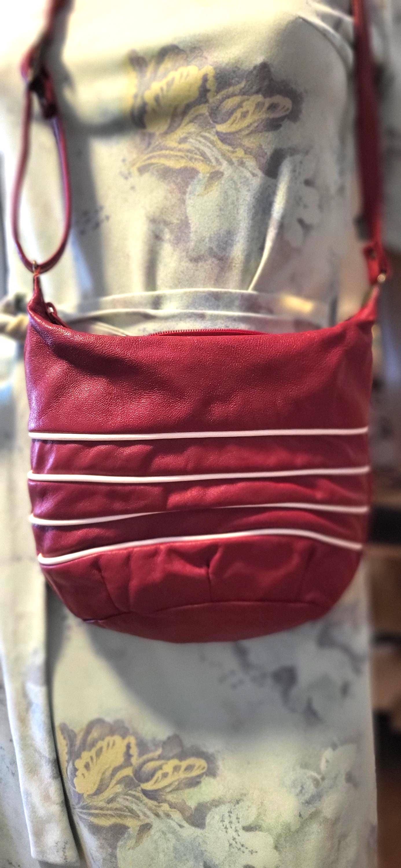 Vintage 80S Rote Crossover Leder Schultertasche Bag Vintage 80S Rote Crossover Leder Schultertasche Bag von VintageFebbre