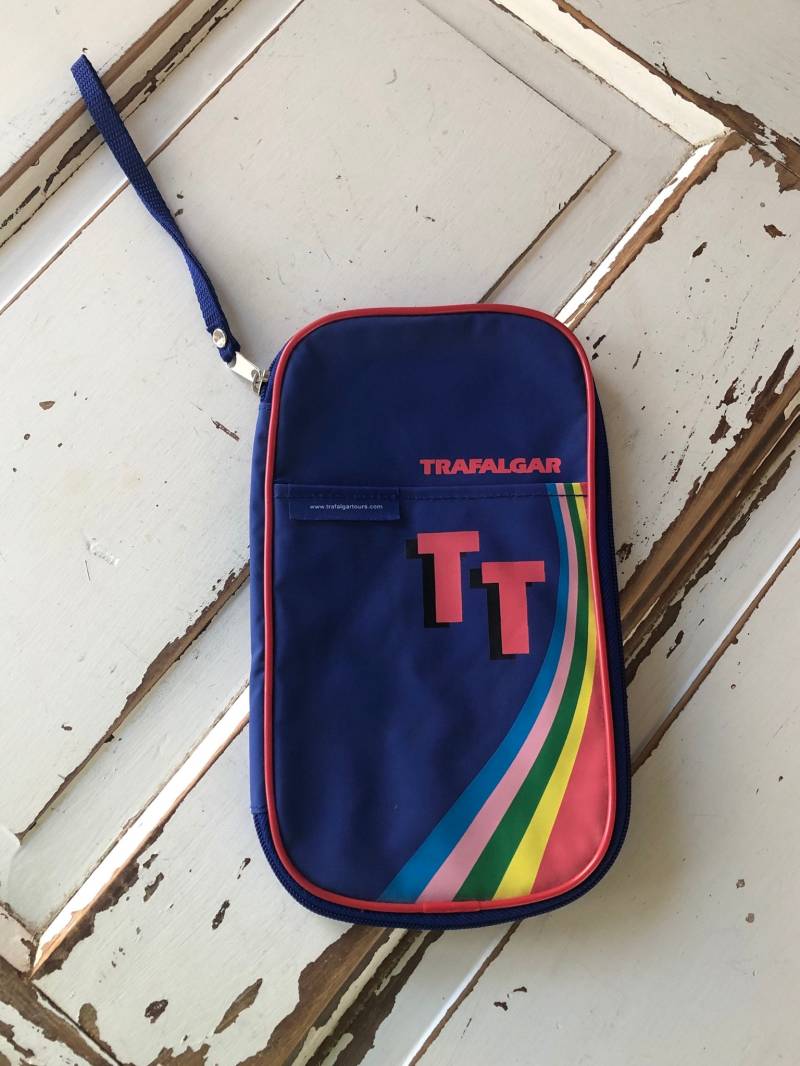Jahrgang 1990 Trafalgar Tours Dokumentenhalter Regenbogen Jahrgang 1990 Trafalgar Tours Dokumentenhalter Regenbogen von VintageFindsMichael