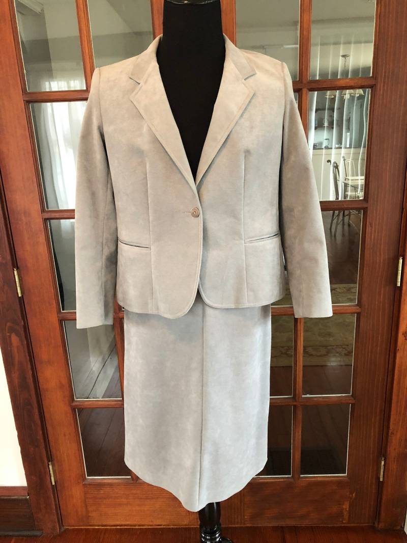 Jahrgang 1990 Ultra Suede Leder Zählen Romi 2 Stück Rock Anzug Jahrgang 1990 Ultra Suede Leder Zählen Romi 2 Stück Rock Anzug von VintageFindsMichael