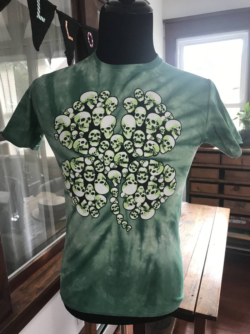 Krawatte Farbstoff Schädel Shamrock T Shirt von VintageFindsMichael