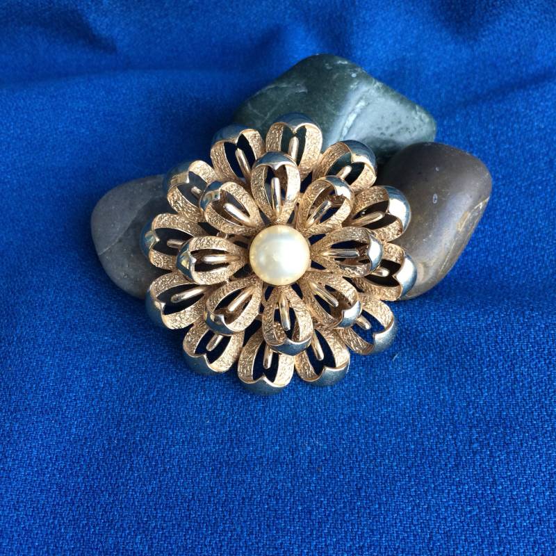 Schöne Vintage Gold Ton Blume Pin, Statement Brosche Mit Faux Perle Mitte, Mitte Des Jahrhunderts Moderne Frau, Mann Mode Kleidung Accessoire von VintageFunland