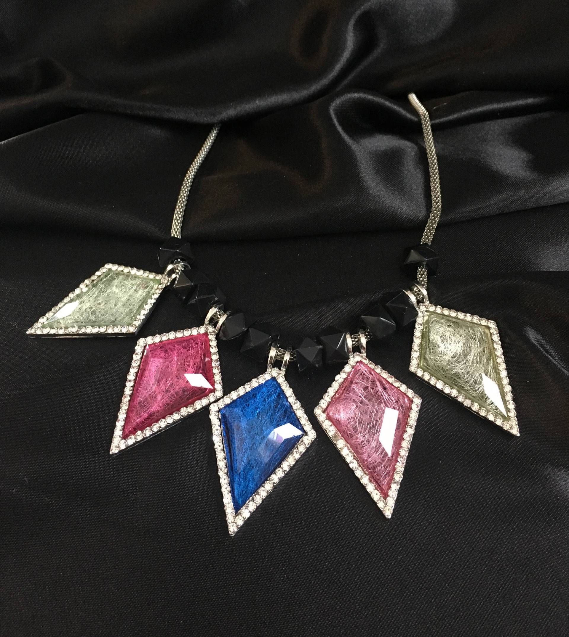 Schöne Vintage Schmuck Chunky Atemberaubende Multicolour Rosa Grün Blau Schwarz Diamant Steine Party Hochzeit Everydaywear Ladieswomen Halskette von VintageGaluk