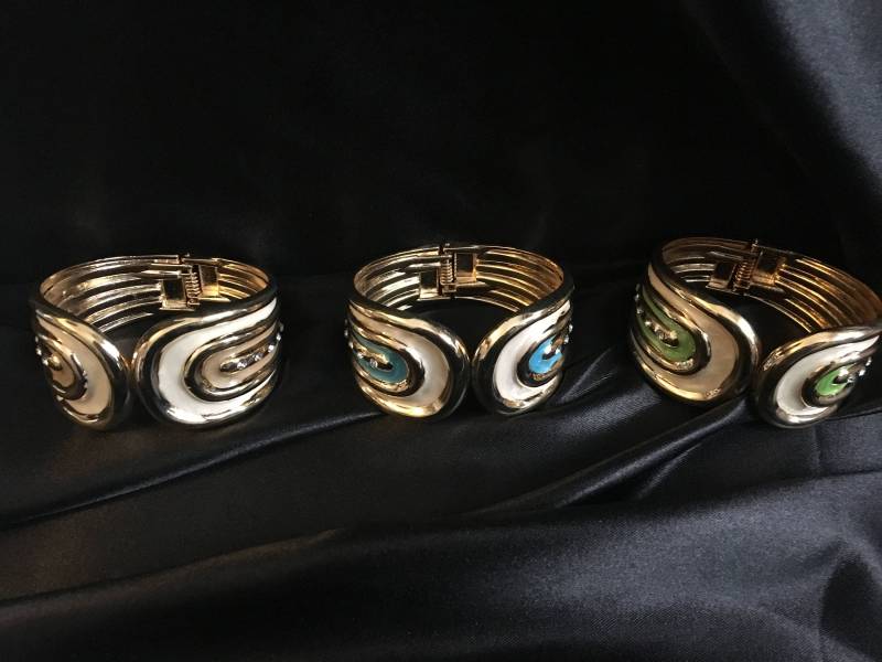 Schöne Vintage Schmuck Gold Hellblau Grün Beige Kleine Klare Steine Atemberaubende Party Hochzeit Alltag Damen Frauen Armreif Tragen Schöne Vintage Schmuck Gold Hellblau Grün Beige Kleine Klare Steine Atemberaubende Party Hochzeit Alltag Damen Frauen Armreif Tragen von VintageGaluk