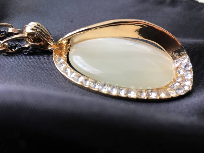 Schöne Vintage Schmuck Gold Weiß Klar Steine Party Hochzeit Abend Alltag Damen Frauen Atemberaubende Anhänger Lange Halskette Tragen Schöne Vintage Schmuck Gold Weiß Klar Steine Party Hochzeit Abend Alltag Damen Frauen Atemberaubende Anhänger Lange Halskette Tragen von VintageGaluk