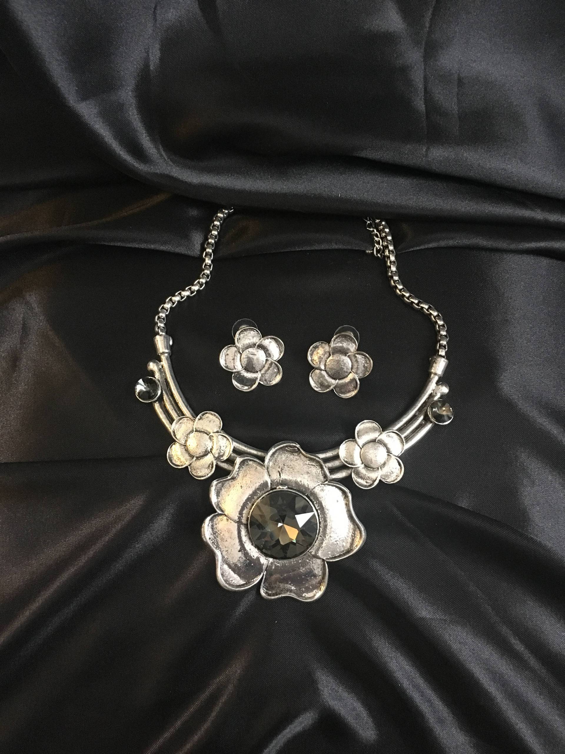 Schöne Vintage Schmuck Schwarze Blume Party Hochzeit Abend Alltag Damen Frauen Halskette Ohrringe Atemberaubende Set von VintageGaluk