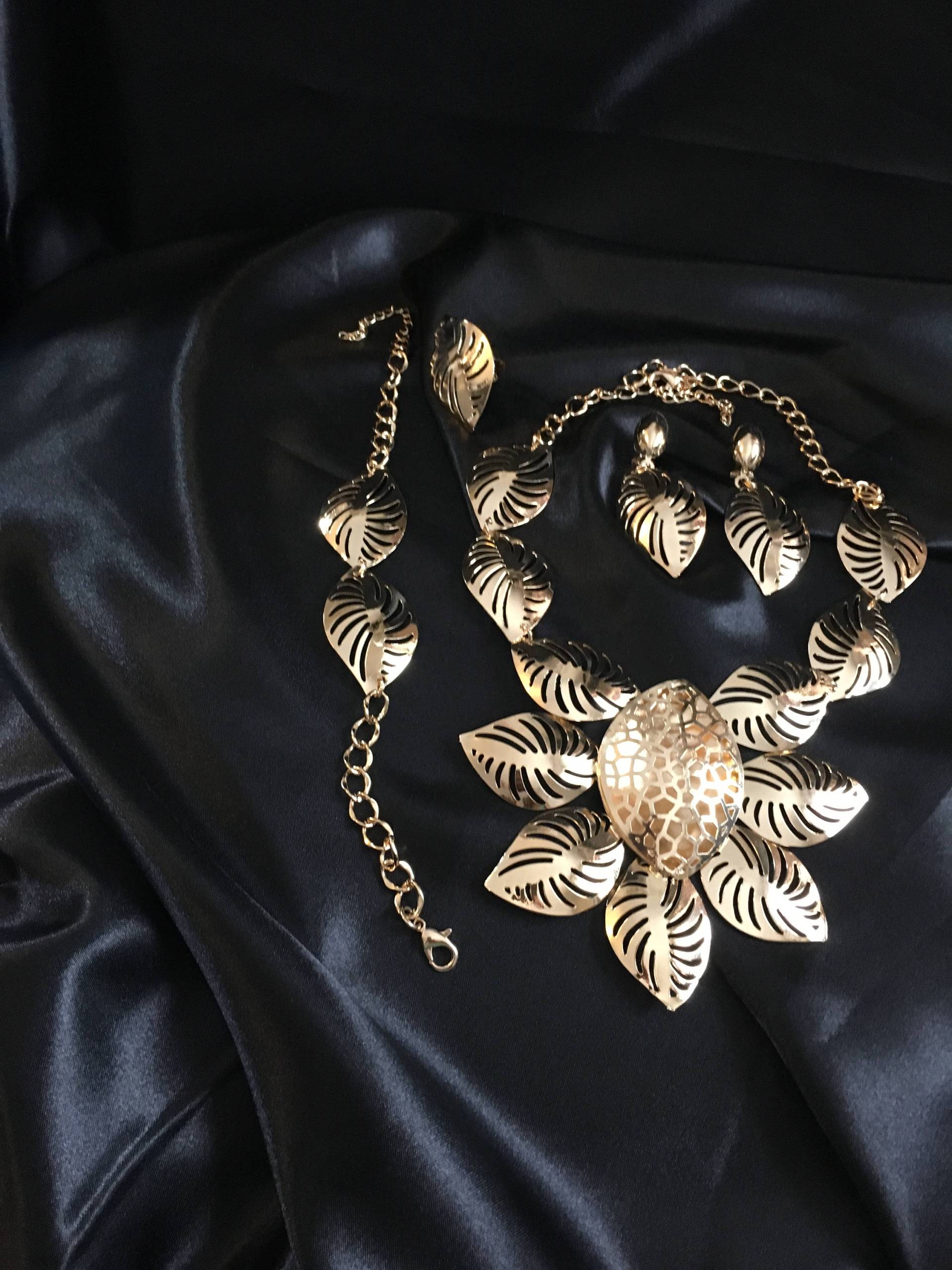 Schöne Vintage Schmuck Vergoldet Blume Party Hochzeit Abend Alltag Damen Frauen Halskette Ohrringe Armband Ring Atemberaubende Set von VintageGaluk