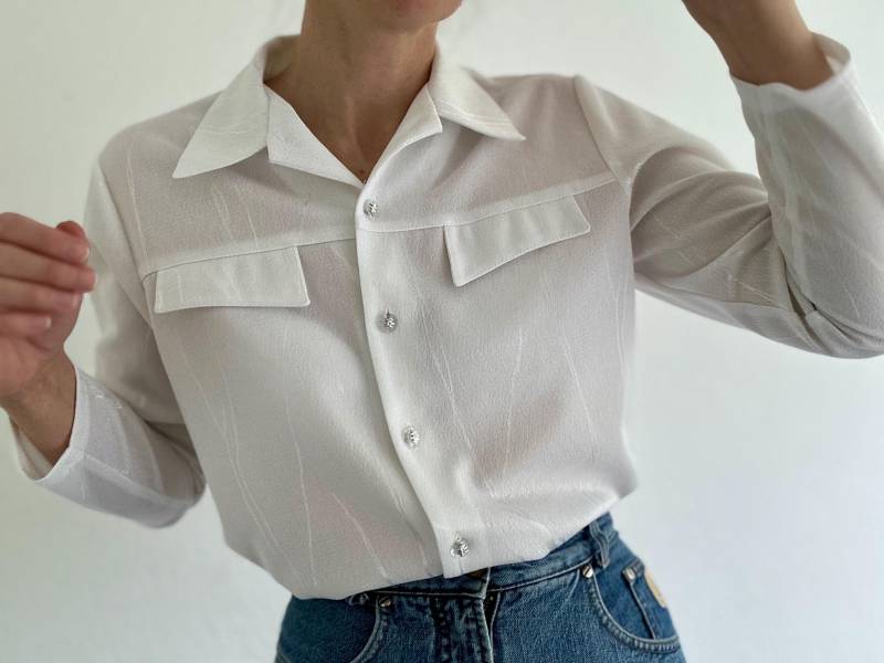 80Er Jahre Weiße Lurex-Bluse Xs Schimmernde Langarm-Shirt Bluse Vintage Kleidung Klein 80Er-Jahre-stil Vintage-Kleidung von VintageGermanyStudio