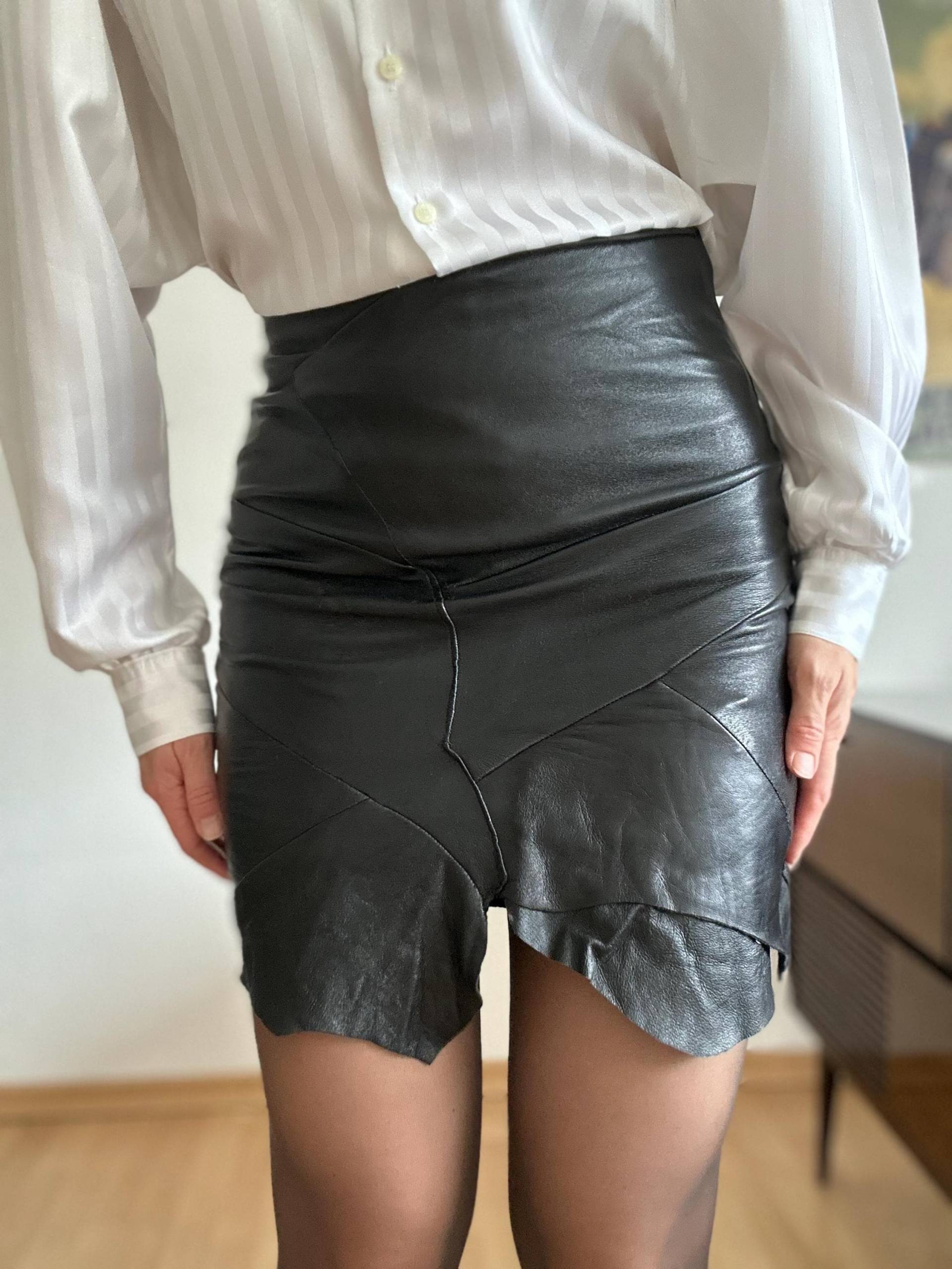 90Er Schwarzer Lederrock Patchwork Echtleder Vintage Rock Mini Mit Rohem Saum Retro Grunge Festival Fashion Xs S Edgy 1990Er 90Er Schwarzer Lederrock Patchwork Echtleder Vintage Rock Mini Mit Rohem Saum Retro Grunge Festival Fashion Xs S Edgy 1990Er von VintageGermanyStudio