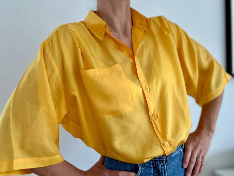 Seidenbluse Vintage 90Er Jahre Reine Seide Gelbe Bluse Seideshirt M L Schiere Kurz Ärmel Damen Sommer Top Leichtgewicht Oversized Button Up Elegant von VintageGermanyStudio