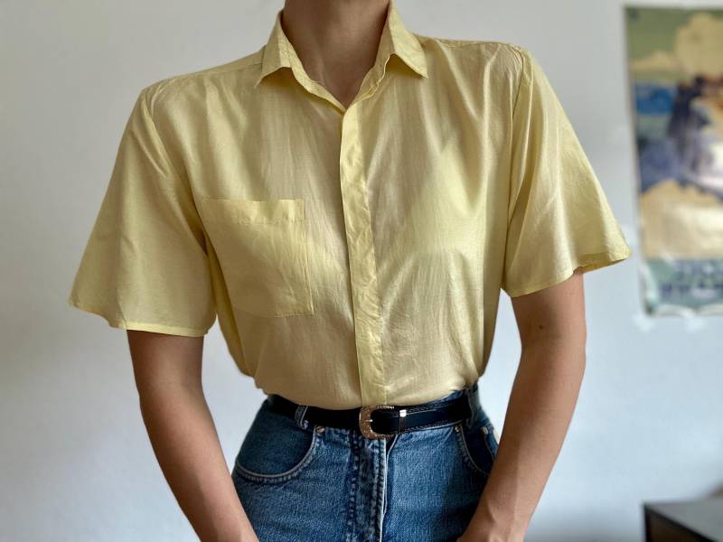 Seidenbluse Vintage 90Er Jahre Reine Seide Gelbe Bluse Seideshirt M L Schiere Kurz Ärmel Damen Sommer Top Leichtgewicht Oversized Button Up Elegant Seidenbluse Vintage 90Er Jahre Reine Seide Gelbe Bluse Seideshirt M L Schiere Kurz Ärmel Damen Sommer Top Leichtgewicht Oversized Button Up Elegant von VintageGermanyStudio