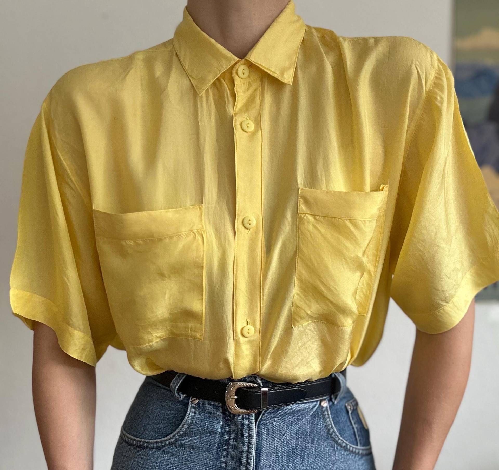 Seidenbluse Vintage 90Er Jahre Reine Seide Gelbe Bluse Seideshirt M L Schiere Kurz Ärmel Damen Sommer Top Leichtgewicht Oversized Button Up Elegant von VintageGermanyStudio