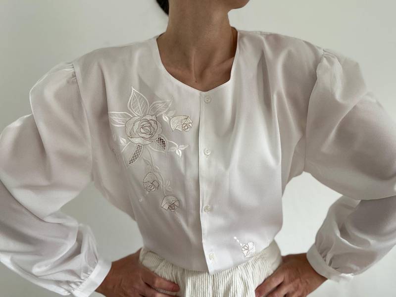 Vintage Bluse Gestickte Rosen Spitzenbluse Mit Puffärmel Weiße Boho Langarm Retro Medium Kleidung Damen von VintageGermanyStudio