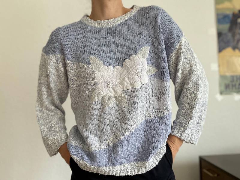 Vintage Bouclé Pullover Weiß Lila Mit Blumen Stickerei Größe S-M Retro Strick Damen Gemütlich Winter Strickmode von VintageGermanyStudio