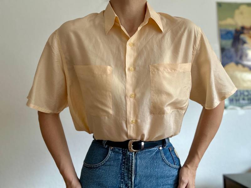 Vintage Seidenbluse Frauen Medium 90Er Jahre Reine Seide Pastell Bluse Seidenhemd Sheer Kurzarm Damen Sommer Top Klein von VintageGermanyStudio