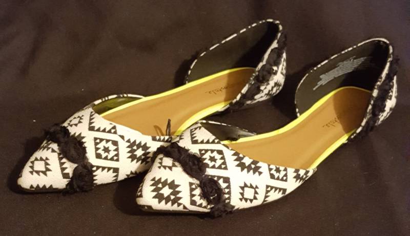 Ooak Schwarz Weiß Sind Stammes-Druck Leinwand Spitze Zehe Wohnungen Handarbeit Verziert Mini Blumen Saldiert Trim Zehen Fersen Verändert Sz 8M Boho von VintageGirlDelights