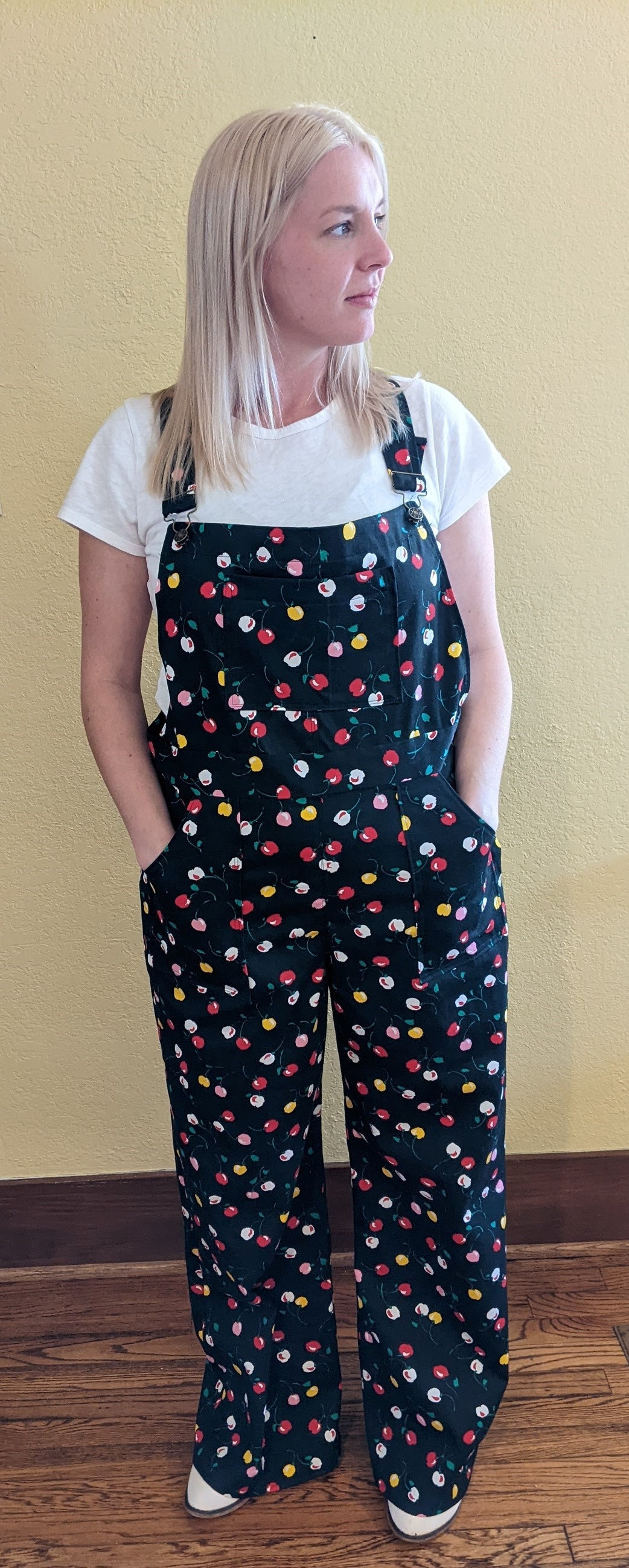 70Er Jahre Inspirierte Florale Jeans Overalls Größe 1x Lätzchen Handgemacht Mccalls Muster M8162 Rot, Gelb, Weiße Blumen Auf Schwarzem von VintageGorgeousNow