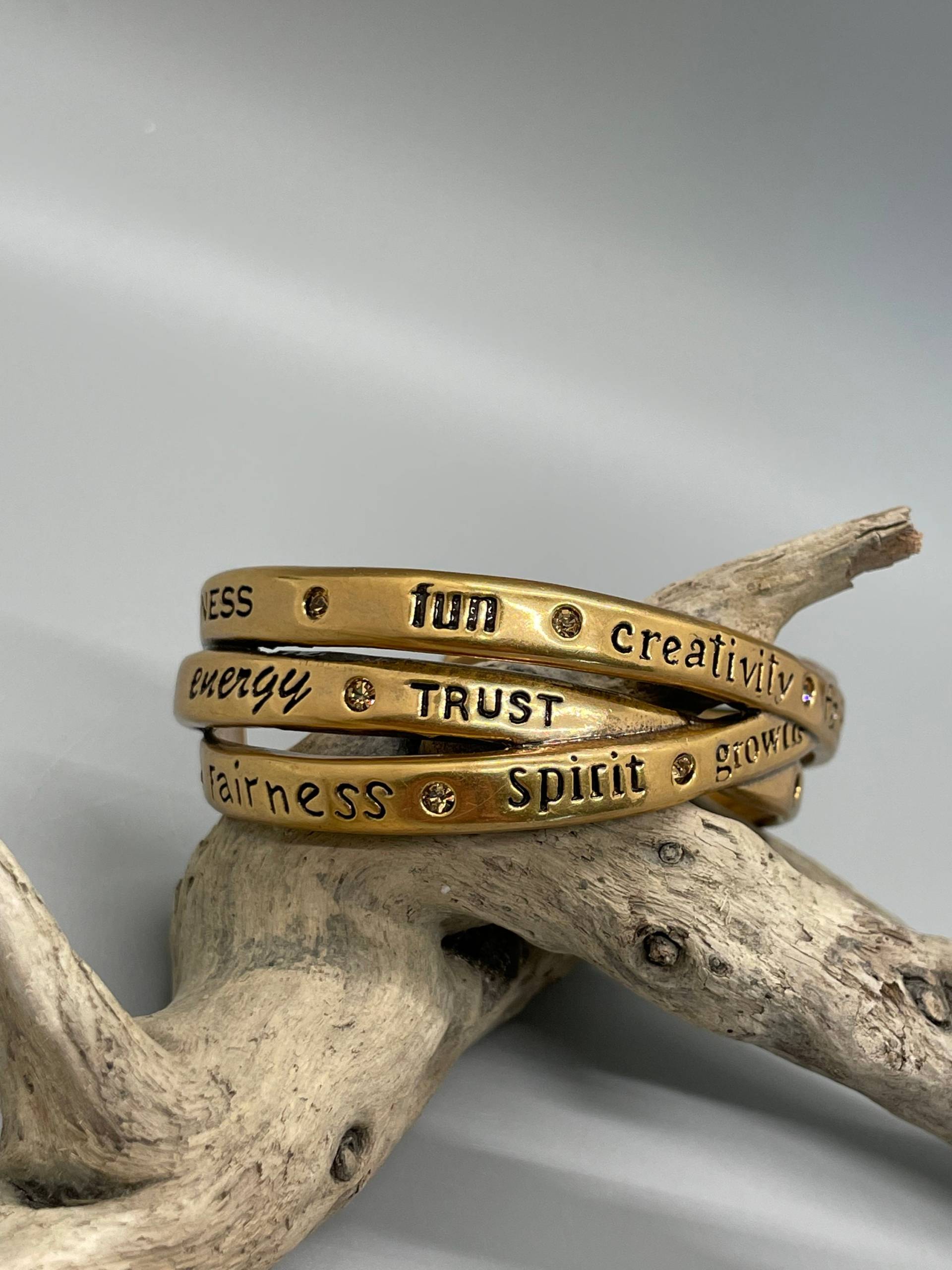 Goldfarbenes Inspirations-Manschettenarmband von VintageHarmoni