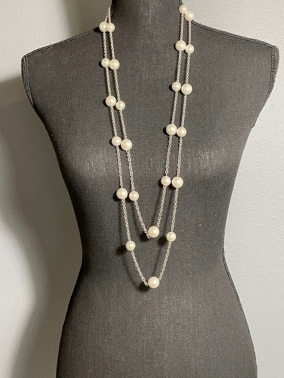 Vintage Doppelstrang Chunky Kunstperlen Und Silberfarbene Halskette von VintageHarmoni