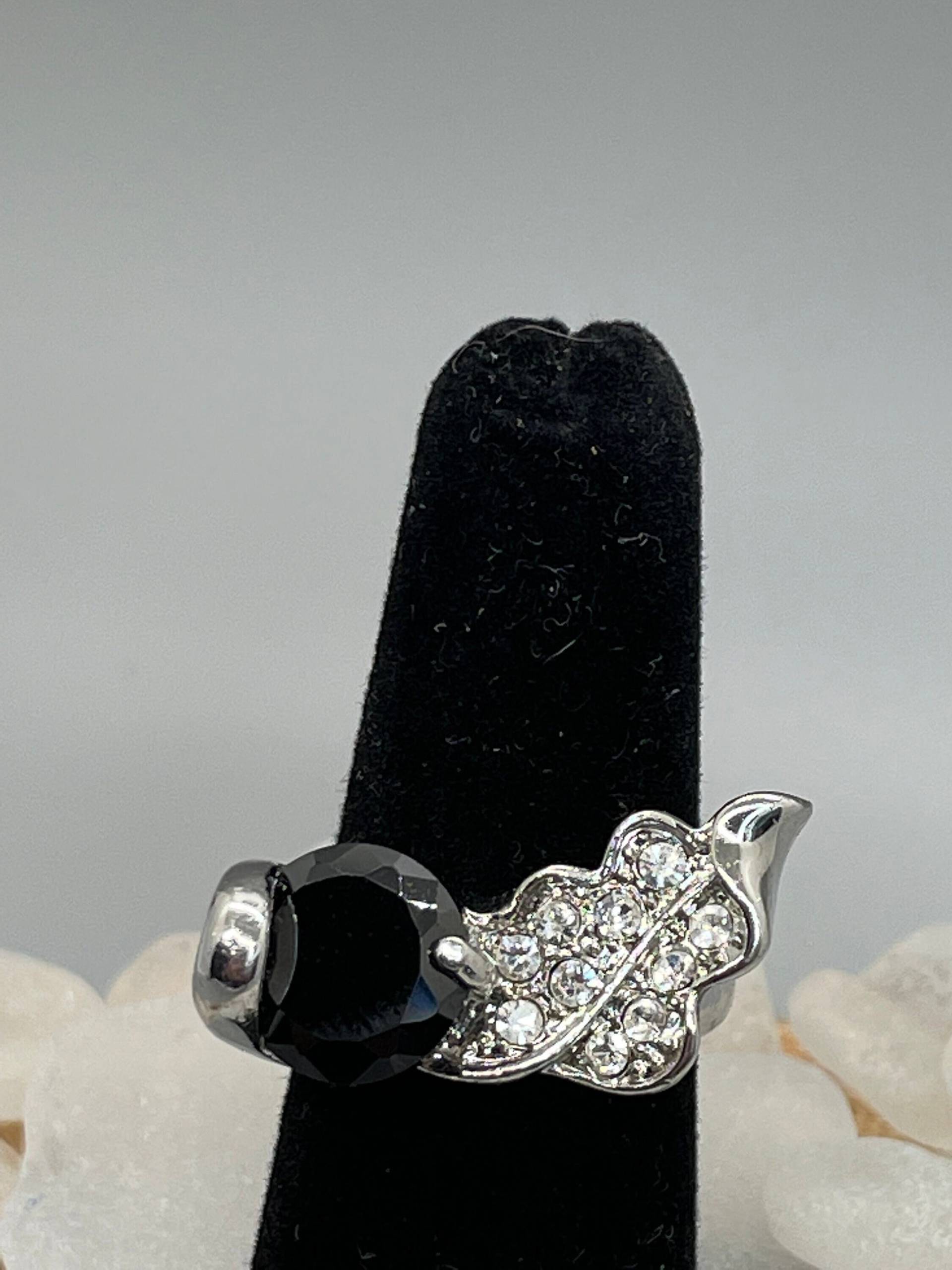 Vintage Schwarz Und Strass Cocktail Ring in Silber Ton Größe 6 von VintageHarmoni