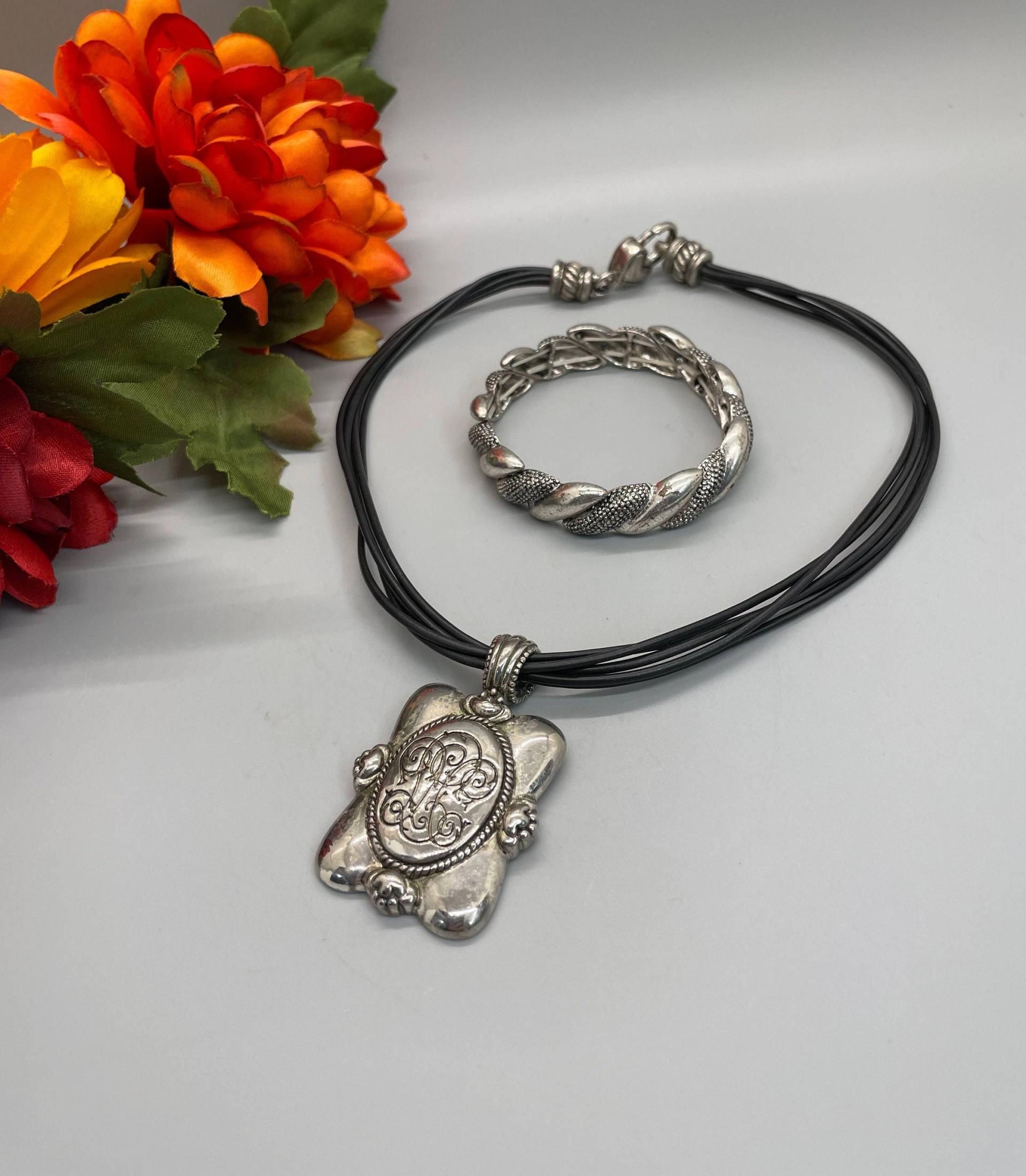 Vintage Schwarze Kordelkette Mit Herzverschluss, Vintage-Anhänger Und Stretch-Armband von VintageHarmoni