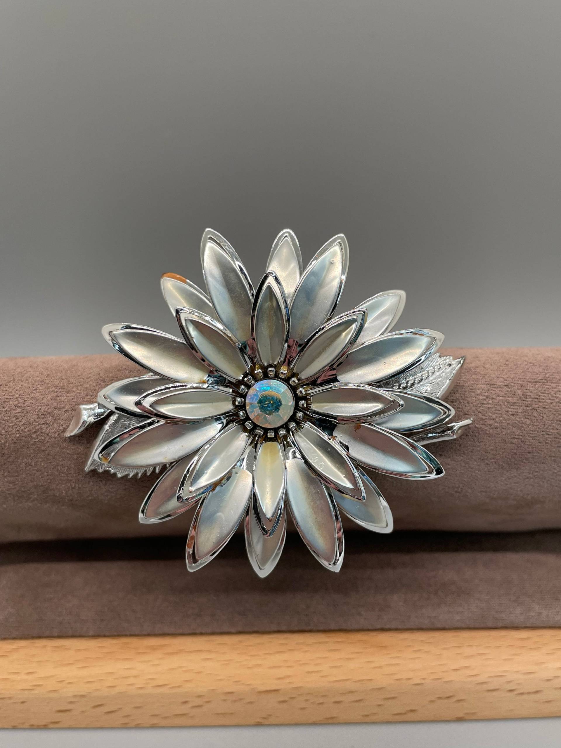 Vintage Silber Blume Mit Strass Center Brosche von VintageHarmoni