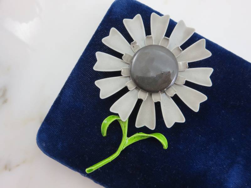 Emaille Blumen Brosche - Modeschmuck, Schwarze Und Graue Gänseblümchen, Mid Mod Schmuck von VintageInBloom