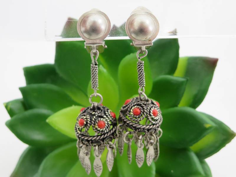 Silberne Filigrane Quasten Ohrclips, Boho, Korallenrotes Glas von VintageInBloom