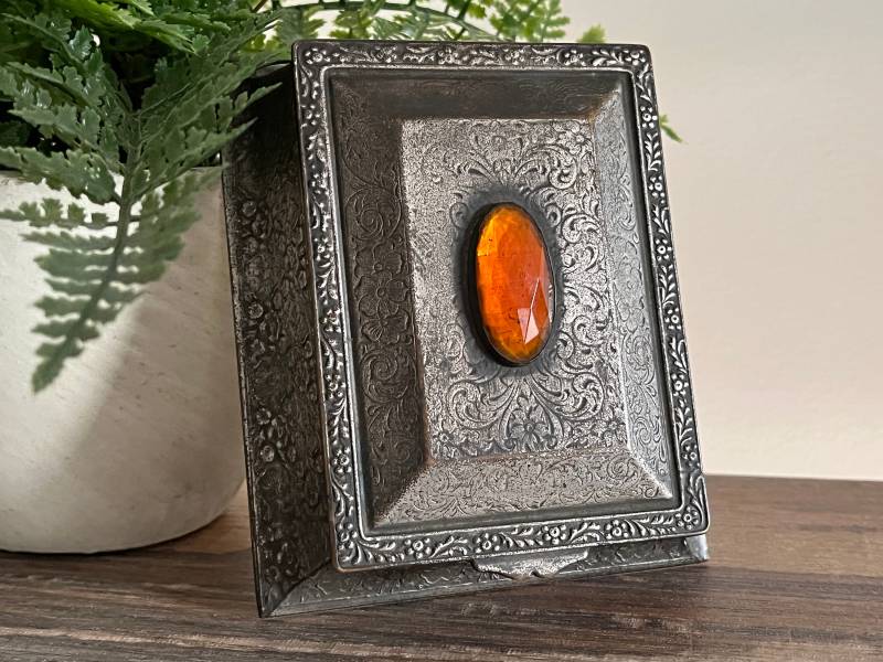 Silberne Schmuckschatulle - Metall-Schmuckschatulle in Silberner Oberfläche, Orangefarbener Facettierter Edelsteindeckel Und Samtfutter von VintageInBloom